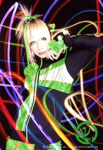 Official Photo Male Visual Kei Band N Neu N Neu Mitsu Upper Body Costume Green Black Left Cheek Neck Tilt Background Black Red Purple Artist Official Photo Official Photo Male Visual Kei Band N Neu N Neu Mitsu Upper Body Costume Green Black Left Cheek Neck Tilt Background Black Red Purple Artist Official Photo