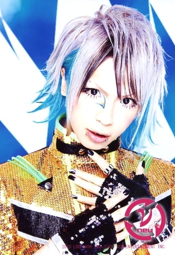 Official Photo Male Visual Kei Band N Neu N Neu Mitsu Bust Up Costume Gold Black Both Hands Left Hand Chest Background Blue White Artist Photo Goods Accessories Suruga Ya Com Official Photo Male Visual Kei Band N Neu N Neu Mitsu Bust Up Costume Gold Black Both Hands Left Hand Chest Background Blue White Artist Photo Goods Accessories Suruga Ya Com