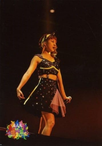 生寫真 女性 藝人團體 a a 伊藤千晃 現場照片 膝上 衣裝黑色 雙手拉下 左手麥剋風 視線右下 淺橙色 背景黑色 a Arena Tour15 10th Anniversary Attack All Around 照片選擇 生寫真 女性 藝人團體 a a 伊藤千晃 現場照片 膝上 衣裝黑色 雙手拉下 左手麥剋風 視線右下 淺橙色 背景黑色 a Arena Tour15 10th Anniversary Attack All Around 照片選擇