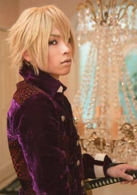 生寫真 男 演員鈴木勝吾 風間千景 上半身 衣服紫紅 身體右向 左手劍 視線右 音樂劇 薄櫻鬼藤堂平助篇 公式生寫真 雜貨 小配件