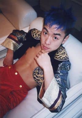 Official Photo Male Singer Sharam Q Shoe Upper Body Sitting Costume Black Gold Left Hand Official Photo Goods Accessories Suruga Ya Com