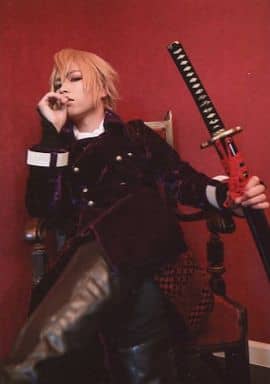 鈴木勝吾 風間千景 膝上 坐姿 服裝黑紫茶色 右嘴角 左手刀 背景紅 生寫真 音樂劇 薄櫻鬼藤堂平助篇 公式生寫真 雜貨 小配件