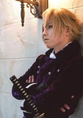 生寫真 男 演員鈴木勝吾 風間千景 上半身 衣服黑紫茶色 刀身 向左 靠牆 視線上 輓臂 背景白 生寫真 音樂劇 薄櫻鬼藤堂平助篇 公式生寫真