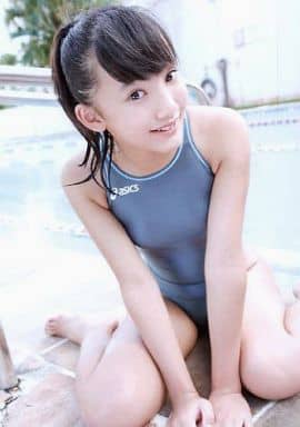 ジュニアアイドル ぬき織田芽以 駿河屋 -<中古>織田芽以/全身・衣装・水着・紺・両手地面・座り込み・背景プール/DVD「芽以の課外授業 2 -課外授業シリーズ  Vol.25-」特典生写真（女性生写真）