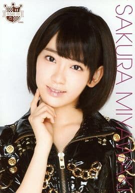 駿河屋 -<中古>宮脇咲良/バストアップ・衣装黒/AKB48 CAFE