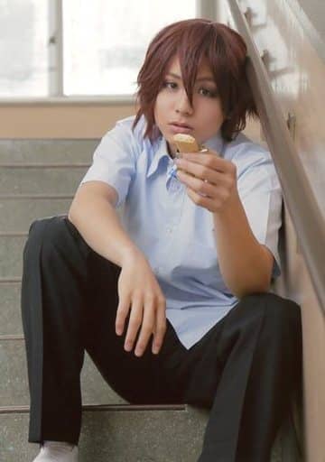 生写真 男 演员宮崎秋人 新开隼人 全身 足见断 角色生写真 服装制服 楼梯坐 左手食物 飙速宅男 学园篇 令人沉睡的直线鬼 会场销售明信片