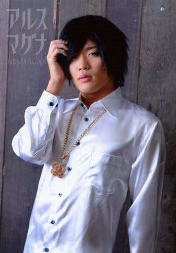 Alsmagna 伊藤裕之 日本厚朴uit 上半身 服裝白 襯衫 項鏈 右手剛一 向左 背景灰色 Alsmagna 溴化物 雜貨 小配件 Suruga Ya Com