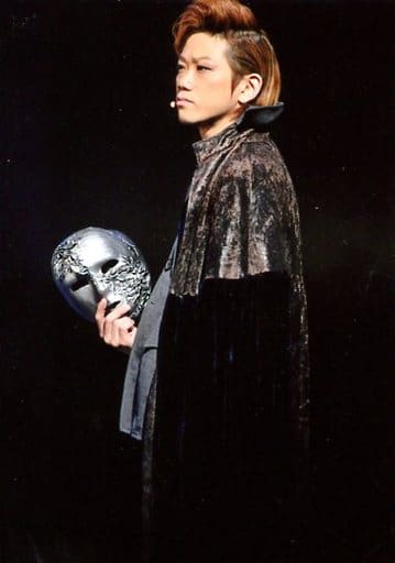 森新吾 ディートハルト リート ライブフォト 膝上 衣装黒 左向き 右手仮面 背景黒 キャラクターショット ミュージカル コードギアス 反逆のルルーシュ 魔人に捧げるプレリュード 雜貨 小配件 Suruga Ya Com