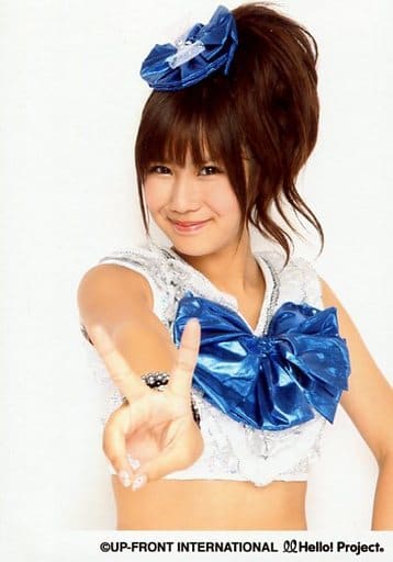 駿河屋 -<中古>°C-ute/岡井千聖/上半身・衣装白銀青・右手ピース・右肩