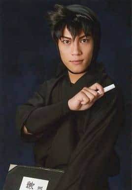 生寫真 男 演員真佐夫 土井半助 上半身衣服黑色右手粉筆出席簿背景黑色生寫真音樂劇 忍者亂太郎 第五彈 新的敵人 生寫真