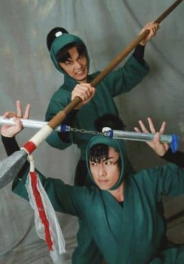 小野一貴 餐滿留三郎 渡邊和氣貴 潮句子次郎海灣 服裝綠色 Nunchak 長槍 背景灰色 人物射擊 音樂劇 忍珍珠亂太郎 第五彈 新的敵人