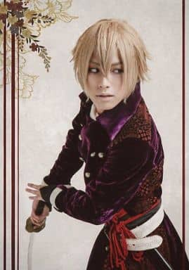 生寫真 男 演員鈴木勝吾 風間千景 上半身 衣服紅 紫 視線右 雙手刀 生寫真 音樂劇 薄櫻鬼 風間千景篇交換式明信片 雜貨 小配件