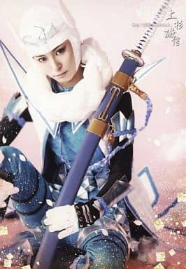 Disacode Akira 上杉謙信 坐 服裝白 淺藍色 右邊手刀 背景粉紅色 舞台 戰國basara 2 雜貨 小配件 Suruga Ya Com
