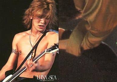 駿河屋 -<中古>LUNA SEA/J/レギュラーカード/ライブカード・腰上・上半身裸・両手ギター・背景黒/LUNA SEA トレーディングカード（男性コレクションカード）