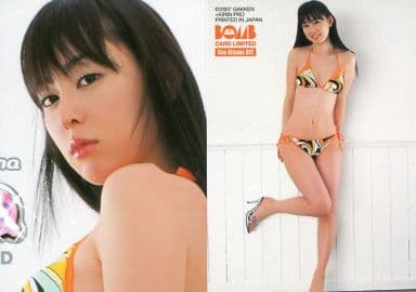 秋山莉奈　オフィシャルカードコレクション　トレーディングカード 30パック 駿河屋 -<中古>002[レギュラーカード]：秋山莉奈/レギュラーカード