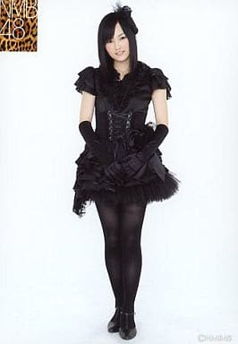 山本彩 生写真 制服 2 駿河屋 -<中古>山本彩/膝上 紺制服灰色ミニスカ 右手あげ/公式生