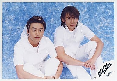 駿河屋 -<中古>KinKi Kids/堂本光一・堂本剛/衣装白/膝抱え/公式