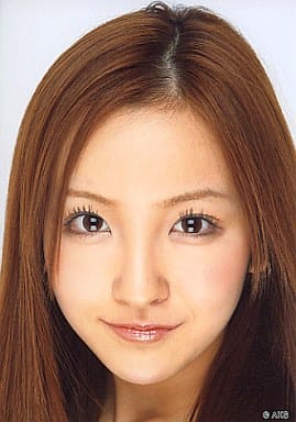 駿河屋 -<中古>板野友美(顔アップ・背景白)/公式生写真（女性生