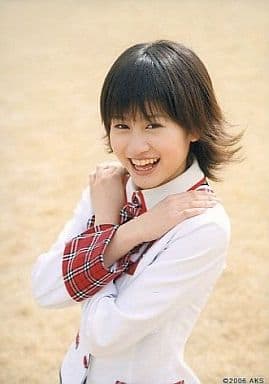 AKB48 前田敦子 スカートひらり 生写真 ① 駿河屋 -<中古>前田敦子/上半身/両手胸の前でクロス/制服/スカート