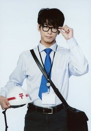 平牧仁 秋川拓海 膝上 西装 眼镜 右头盔 左脸 背景白 剧团team Odac第27次正式演出 小婚礼 总有一天会刮起大风 明信片 杂货 小物件