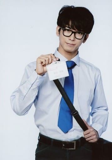 平牧仁 秋川拓海 膝上 西装 眼镜 右侧名牌 左手包 背景白 剧团team Odac第27次正式演出 小婚礼 总有一天会刮起大风 明信片 杂货 小物件
