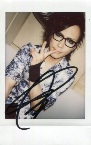 R 指定 宏崇 親筆簽名進入 上半身 服裝白 藍色 眼鏡 左手和平 食指嘴唇 背景米色 直接chieki 雜貨 小配件 Suruga Ya Com