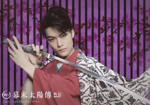 生写真 男性 俳優 入江甚儀 高杉晋作 横型 上半身 背景紫 線黒 桜 舞台 幕末太陽傳外伝 L版ブロマイド 雑貨 小物 Suruga Ya Com