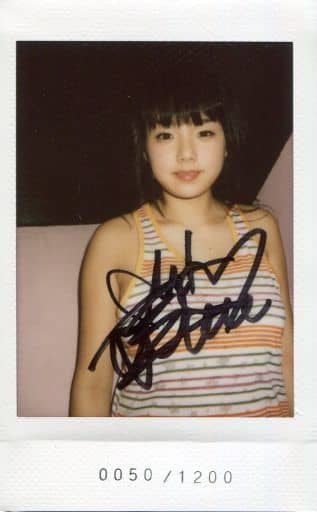 駿河屋 -<中古>[生チェキ(0050/1200)・直筆サイン入り]：☆篠崎愛/生
