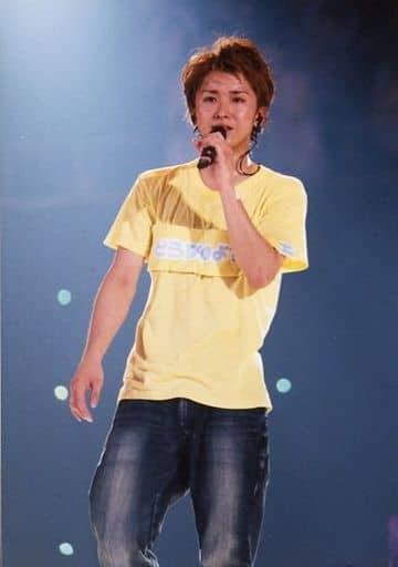 駿河屋 -<中古>嵐/大野智/ライブフォト・膝上・衣装黄・Tシャツ