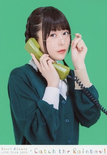 Official Photo Female Voice Actor Inori Minase Upper Body Right Facing Green Costume Right Hand Phone Inori Minase Live Tour 19 Catch The Rainbow