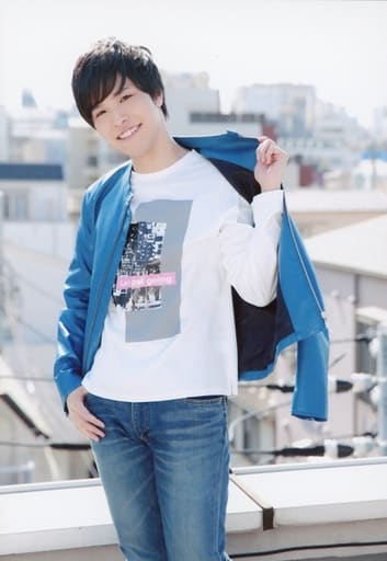 official-photo-male-voice-actor-haruki-ishiya-kneecaps-blue