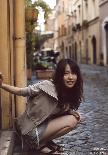 Official Photo Female Actress Erika Toda Whole Body Squatting Costume Beige Right Hand Wall Body Facing Right Outdoor Official Official Photo Goods Accessories Suruga Ya Com