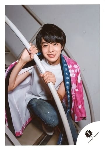 駿河屋 -<中古>東京B少年/佐藤龍我/全身・しゃがみ・衣装ピンク白青