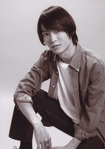Takuya Mizoguchi Kneecap Costume Gray White Sitting Left 