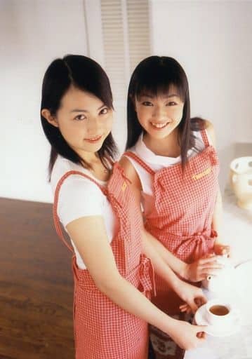 平井理央 吉冈美穗 膝上 服装白 围裙橙 身体向右 双手茶杯