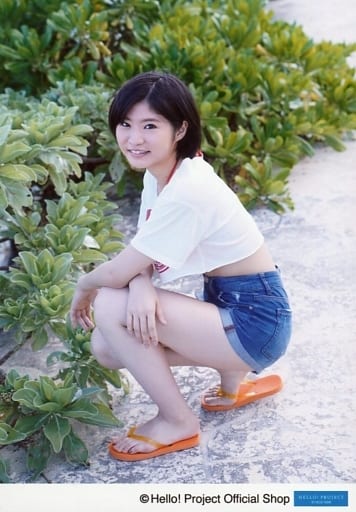 駿河屋 -<中古>モーニング娘。'19/加賀楓/全身・衣装白・座り/加賀楓
