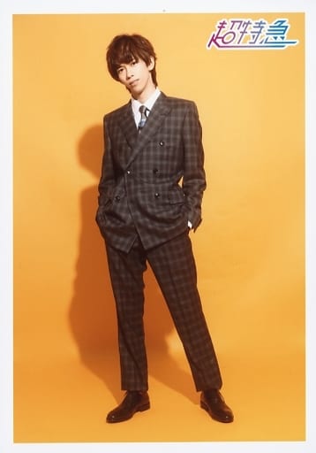 超特急 涼瓜 船津稜雅 全身 衣物黑色 灰色 格紋 雙手下垂 歪頭 背景黃色 涼瓜24th Birth Anniversary Ver 特別生寫真set 雜貨 小配件