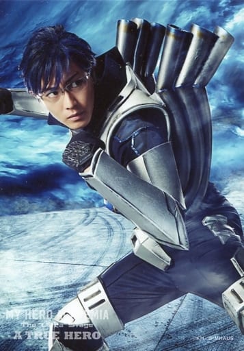 豬野廣樹 飯田天哉 膝上 衣服深藍色 灰色 白色 身體向左 叉開腿 正麵 視線右 雙手彎曲 石頭 背景藍色 白色 生寫真 舞台 我的英雄學院 The Ultra Stage真英雄 明信片 獨奏 雜貨 小配件