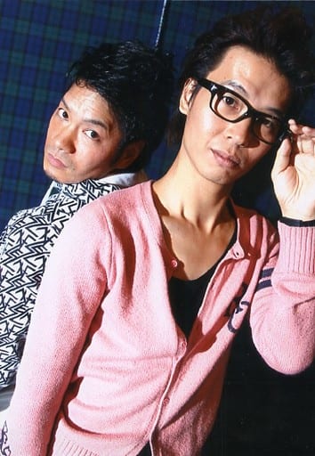 ブロードキャスト 吉村憲二 房野史典 上半身 衣装白 黒 ピンク 吉村振り向き 房野左手眼鏡 背中合わせ 背景青 緑 チェック柄 デンコレ 秋コレクション ナマーシャ 雑貨 小物 Suruga Ya Com