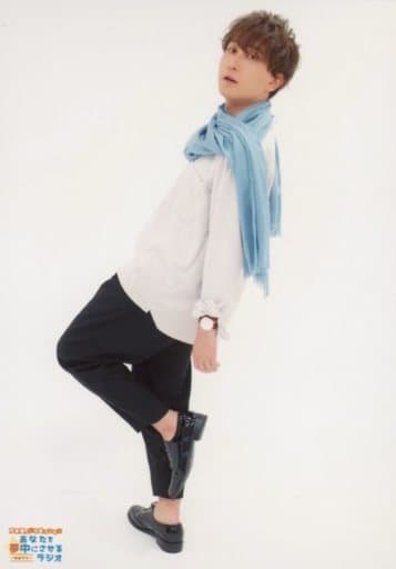 中島芳樹 全身 服裝白 雙手拉下 身體左向 左膝彎曲 背景白 伊東健人和中島芳樹讓你著迷的收音機公開錄音vol 1 用魔法讓你著迷的會 明信片c 雜貨 小配件