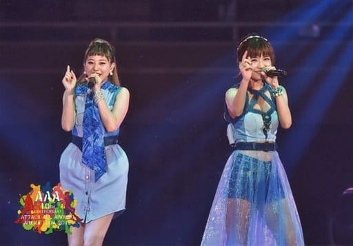 a 宇野实彩子 伊藤千晃 现场照片 横型 膝上 服装蓝色 水色 牛仔 右上 左手话筒 a Arena Tour15 10th Anniversary Attack All Around 照片选择 杂货 小物件