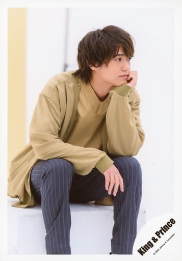 生写真King&Prince/高桥海人/膝上·坐姿·服装灰色·左手颊·右臂膝上·视线右/
