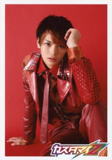 カスタマイz Goro 栗原吾郎 膝上 座り 衣装赤 左手上げ 左足立て 背景赤 第4弾公式生写真 杂货 小物件 Suruga Ya Com