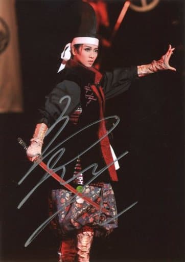 宝塚歌剧团 星组 礼真琴 带亲笔签名 演唱会写真 2l尺寸 星组东京公演 樱花华舞吧 浪漫 Romance 舞台照片 杂货 小物件 Suruga Ya Com