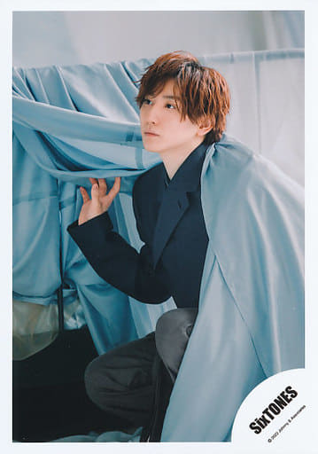 SixTONES 京本大我 公式写真 わたし MV＆ジャケ写 オフショット 駿河屋 -<中古>SixTONES/京本大我/バストアップ/シングル「わたし