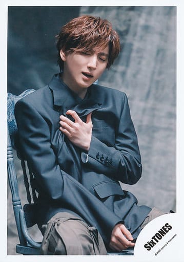 SixTONES 京本大我 公式写真 わたし MV＆ジャケ写 オフショット 駿河屋 -<中古>SixTONES/京本大我/上半身/シングル「わたし」MV＆