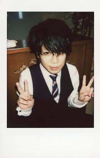 The THIRTEEN 真緒チェキ⑪ 駿河屋 -<中古>The THIRTEEN/真緒/生チェキ（男性生写真）