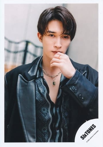 ジャニーズ 生写真　ジェシー Amazon.co.jp: Six TONES 公式 生 写真（ジェシー）ST00344 : ホーム