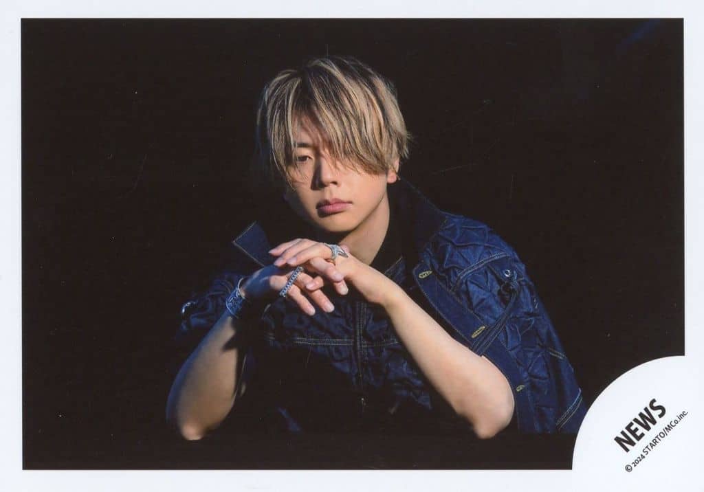 駿河屋 -<中古>NEWS/増田貴久/横型・上半身/アルバム「JAPANEWS」MV＆