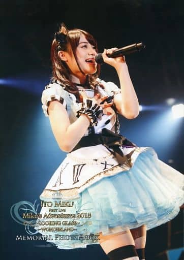 女性アイドル写真集　<<声優>> 付録付)ITO MIKU FIRST LLIVE Miku’s Adventures 2015 ～LOOKING GLASS～ ～WONDERLAND～ MEMORIAL PHOTOBOOK 駿河屋 -<中古><<声優>> 付録付)ITO MIKU FIRST LLIVE Miku's